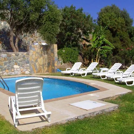 Sleeps 9 Pool Air Con Wifi