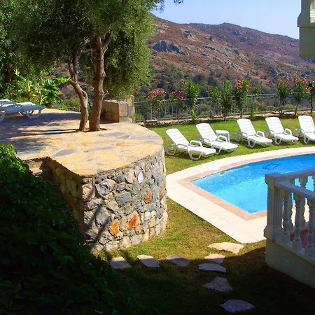 Sleeps 9 Pool Air Con Wifi